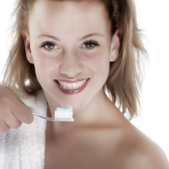 歯磨きする若い女性